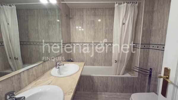 Casa adossada a Sant Feliu de Guíxols