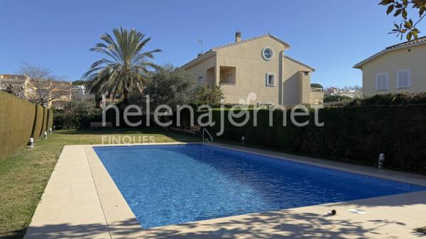 Casa adossada a Sant Feliu de Guíxols