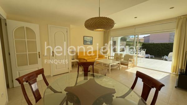 Exclusiva casa adossada de lloguer anual a S'Agaró, a només 400 metres de la platja