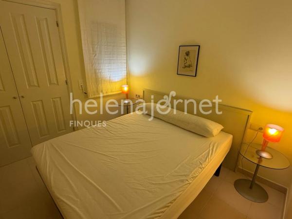 Pis de lloguer anual situat al passeig marítim de Sant Feliu de Guíxols, a només 1 minut caminant de la platja.