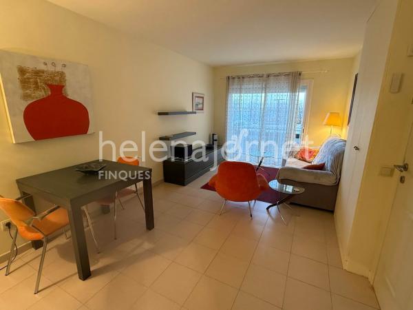 Pis de lloguer anual situat al passeig marítim de Sant Feliu de Guíxols, a només 1 minut caminant de la platja.