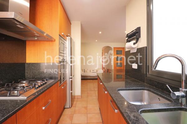 Casa adossada a Sant Feliu de Guíxols