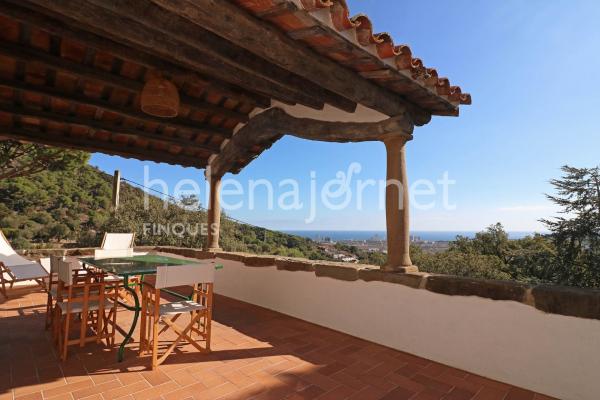 Fantàstica casa amb jardí i vistes al mar en una exclusiva urbanització a Castell d’Aro