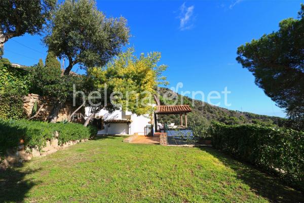Fantàstica casa amb jardí i vistes al mar en una exclusiva urbanització a Castell d’Aro