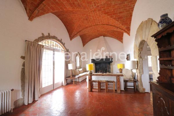 Fantàstica casa amb jardí i vistes al mar en una exclusiva urbanització a Castell d’Aro