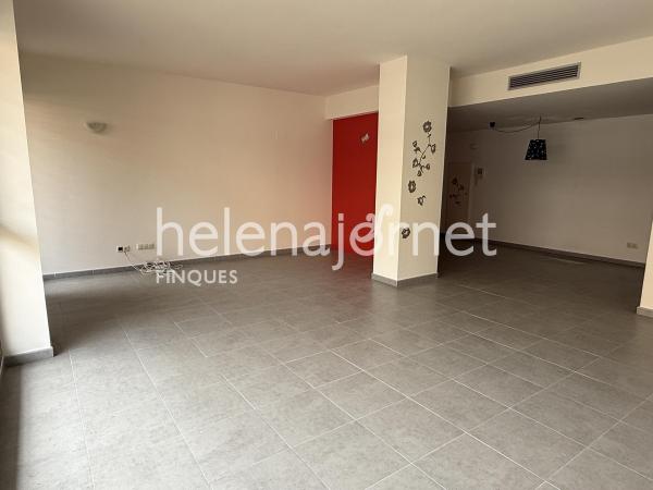 Local modern i versàtil amb terrassa privada