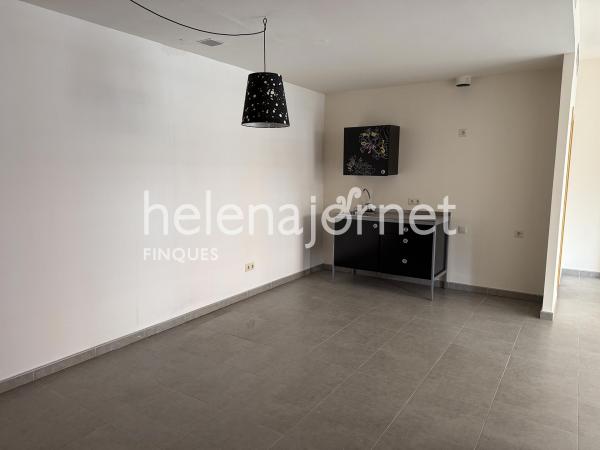 Local modern i versàtil amb terrassa privada