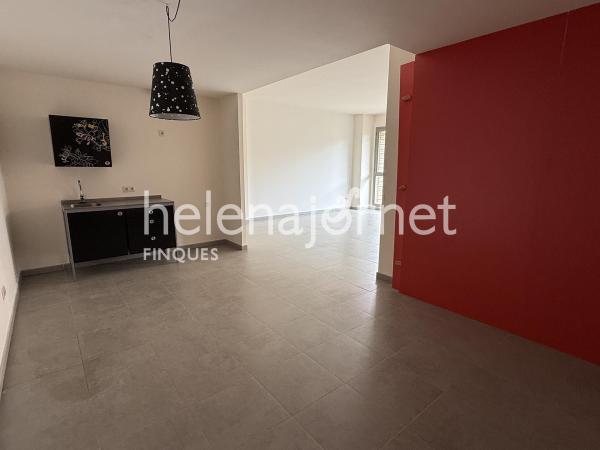 Local modern i versàtil amb terrassa privada