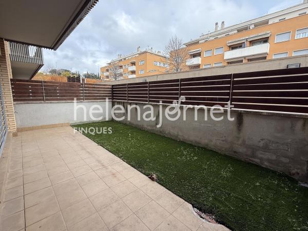 Local modern i versàtil amb terrassa privada