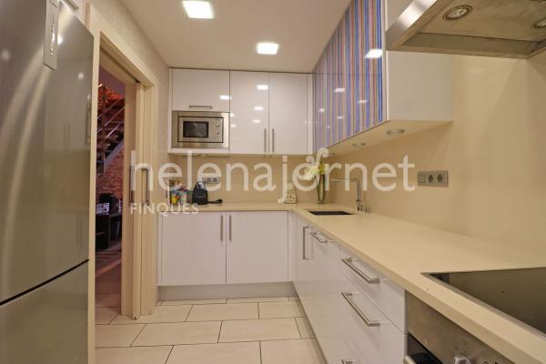 Casa adossada a Sant Feliu de Guíxols