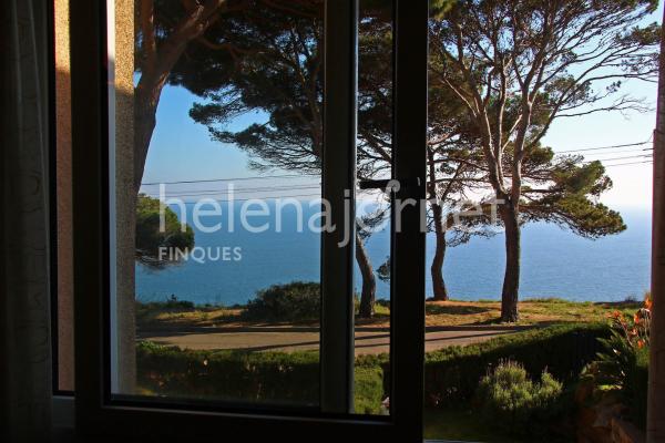 Casa adossada a Sant Feliu de Guíxols