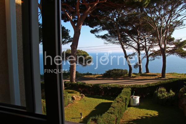 Casa adossada a Sant Feliu de Guíxols