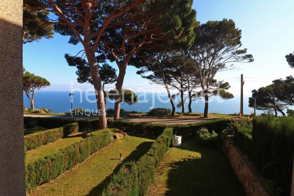 Casa adossada a Sant Feliu de Guíxols