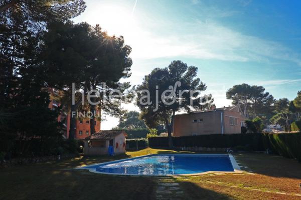 Casa adossada a Sant Feliu de Guíxols