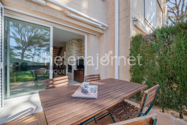 Casa adossada a Sant Feliu de Guíxols