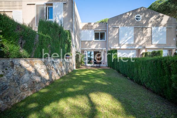 Casa adossada a Sant Feliu de Guíxols