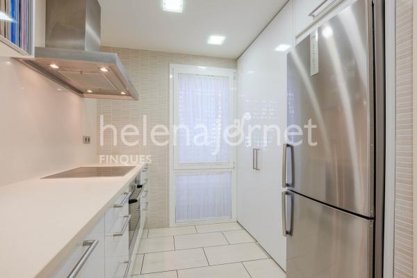 Casa adossada a Sant Feliu de Guíxols