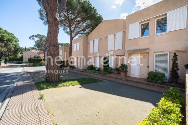 Casa adossada a Sant Feliu de Guíxols