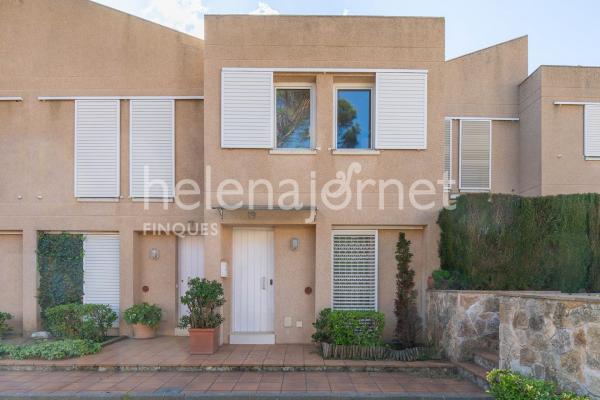 Casa adossada a Sant Feliu de Guíxols