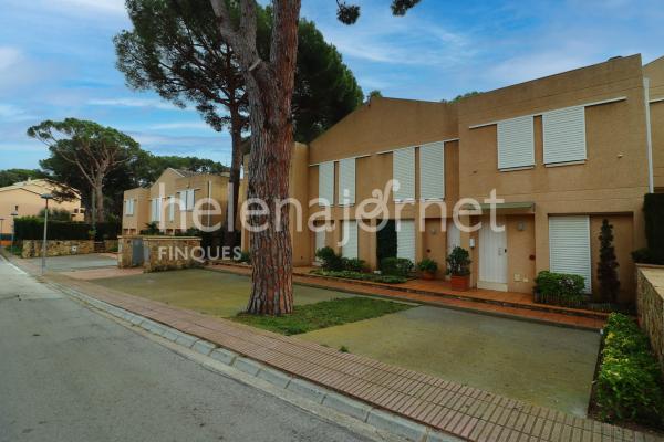 Casa adossada a Sant Feliu de Guíxols