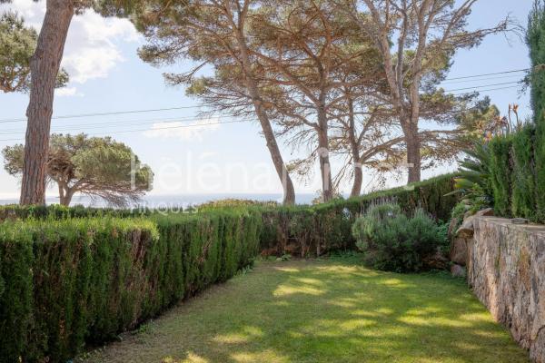 Casa adossada a Sant Feliu de Guíxols