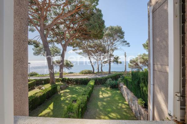 Casa adossada a Sant Feliu de Guíxols