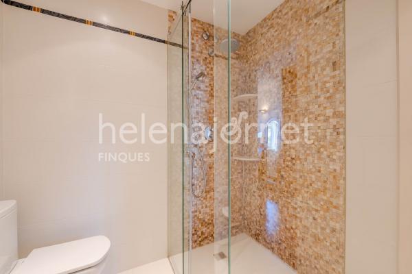 Casa adossada a Sant Feliu de Guíxols