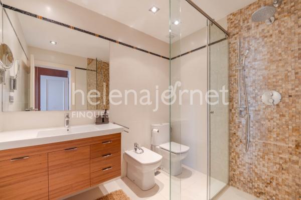 Casa adossada a Sant Feliu de Guíxols