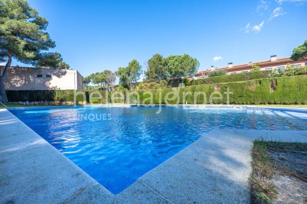Casa adossada a Sant Feliu de Guíxols