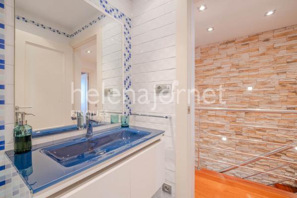 Casa adossada a Sant Feliu de Guíxols