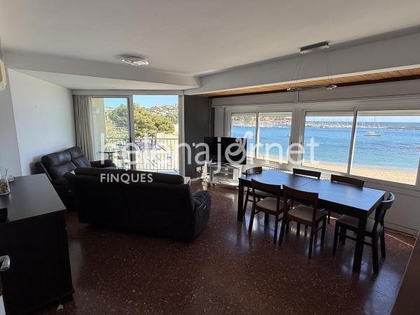 Pis en primera línia de mar amb balcó i vistes a la badia de Sant Feliu