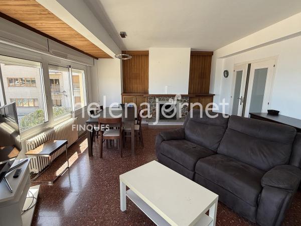 Pis en primera línia de mar amb balcó i vistes a la badia de Sant Feliu