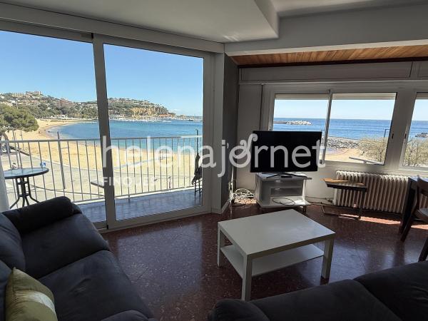 Pis en primera línia de mar amb balcó i vistes a la badia de Sant Feliu