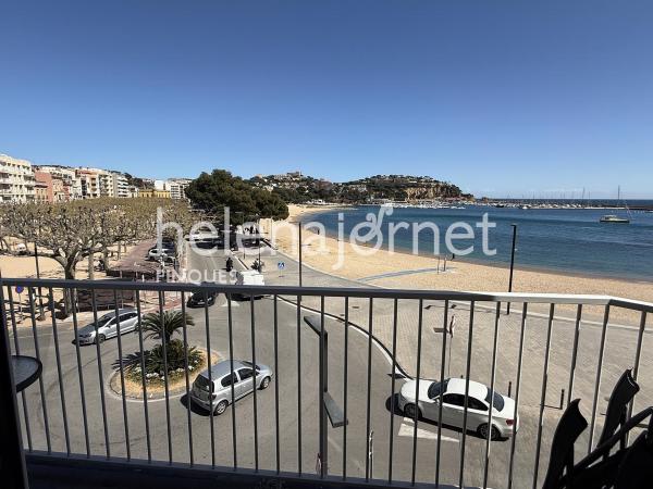 Pis en primera línia de mar amb balcó i vistes a la badia de Sant Feliu