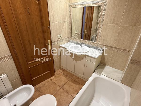 Casa adossada a Sant Feliu de Guíxols