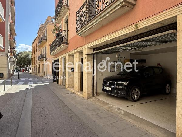 Casa adossada a Sant Feliu de Guíxols