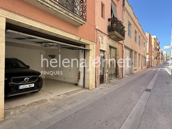 Casa adossada a Sant Feliu de Guíxols