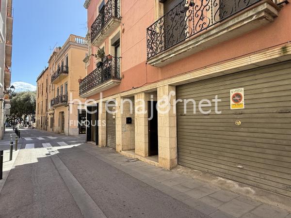 Casa adossada a Sant Feliu de Guíxols