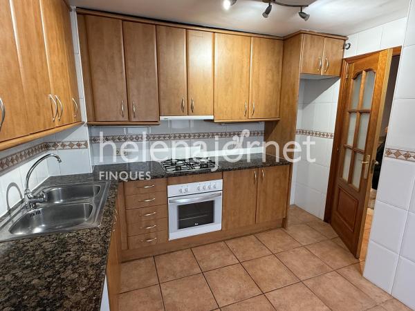 Casa de poble amb terrassa solàrium i pàrquing a 2 minuts de la platja de Sant Feliu