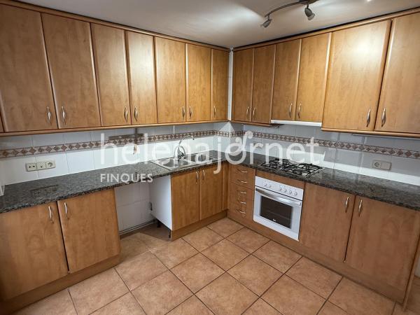 Casa de poble amb terrassa solàrium i pàrquing a 2 minuts de la platja de Sant Feliu