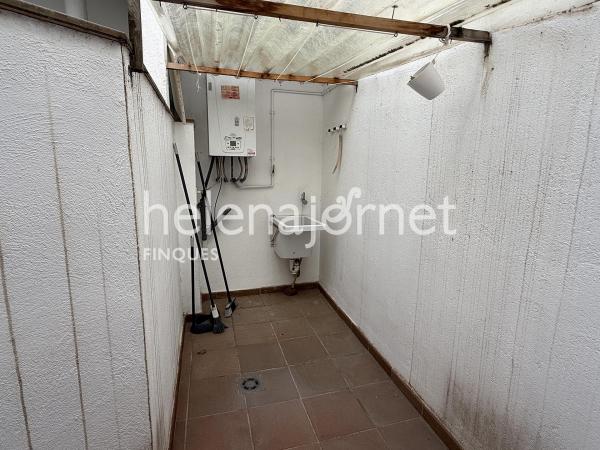 Casa adossada a Sant Feliu de Guíxols