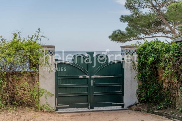 Emblemàtica vil·la modernista construïda per l’arquitecte Josep Goday a primera línia de la Platja de Sant Pol