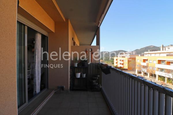 Acollidor apartament amb terrassa i piscina a la zona de Mas Balmanya