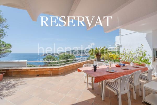 Spectacular ground floor apartment with sea and port views in Sant Feliu de Guíxols.