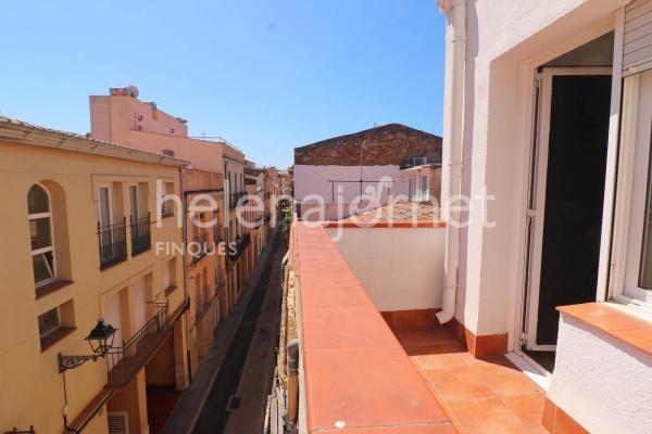 Acollidora casa de poble molt ben ubicada al centre de Sant Feliu de Guíxols