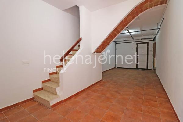 Acollidora casa de poble molt ben ubicada al centre de Sant Feliu de Guíxols