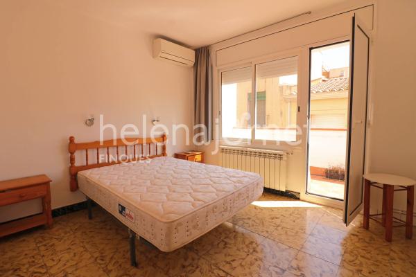 Casa adossada a Sant Feliu de Guíxols