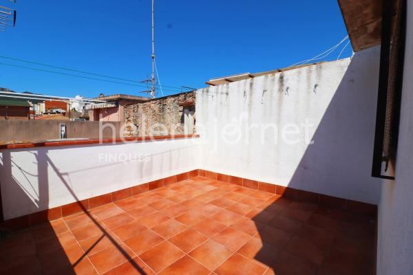 Casa adossada a Sant Feliu de Guíxols