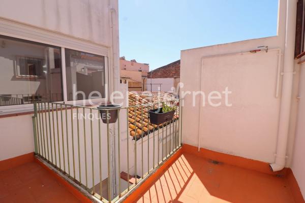 Casa adossada a Sant Feliu de Guíxols