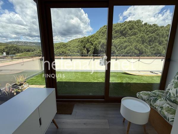 Fantàstic dúplex amb gran terrassa privada i piscina comunitària